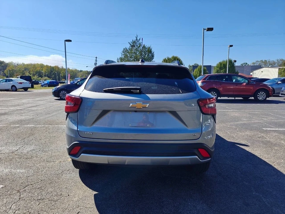 2025 Chevrolet Trax - Image 6 of 21