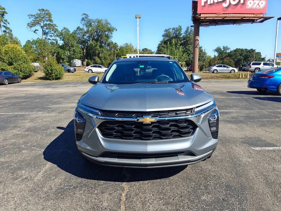 2025 Chevrolet Trax - Image 2 of 21