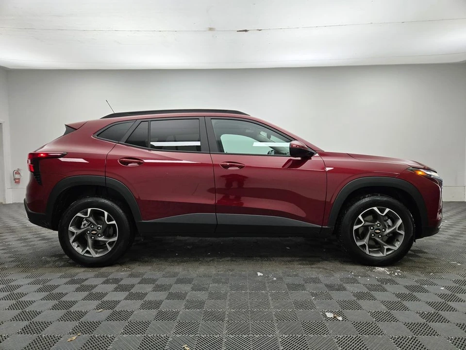 2025 Chevrolet Trax - Image 7 of 12