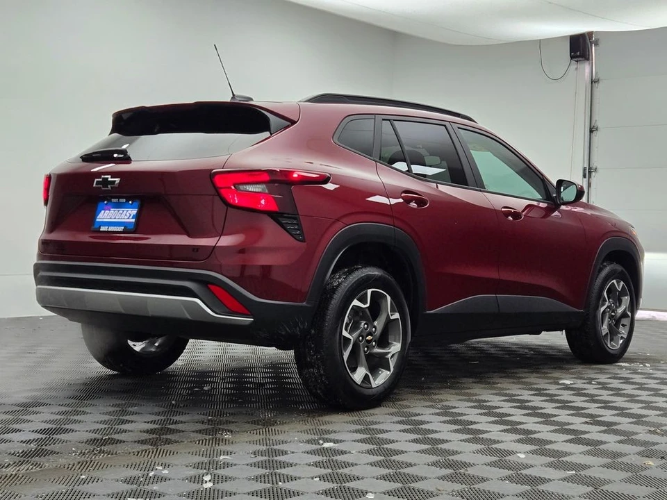 2025 Chevrolet Trax - Image 8 of 12