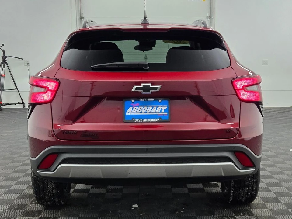 2025 Chevrolet Trax - Image 9 of 12