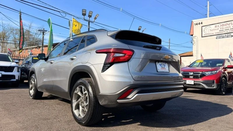 2025 Chevrolet Trax - Image 8 of 12