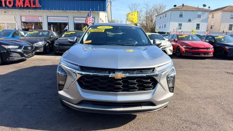2025 Chevrolet Trax - Image 3 of 12