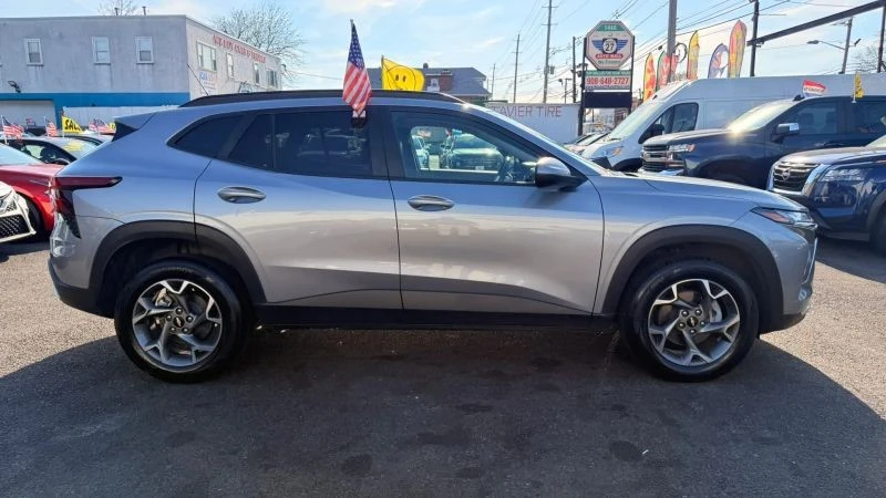 2025 Chevrolet Trax - Image 11 of 12