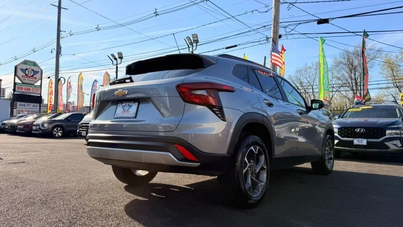 2025 Chevrolet Trax - Image 9 of 12