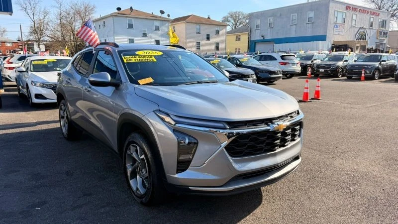 2025 Chevrolet Trax - Image 2 of 12