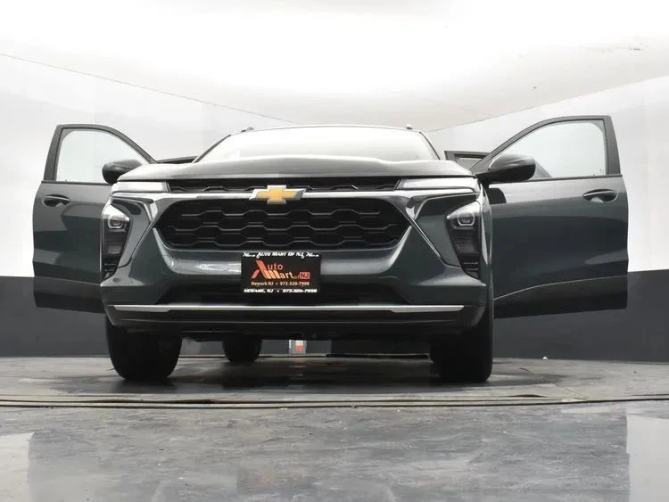2025 Chevrolet Trax - Image 11 of 12