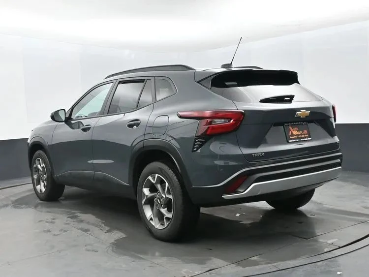 2025 Chevrolet Trax - Image 9 of 12