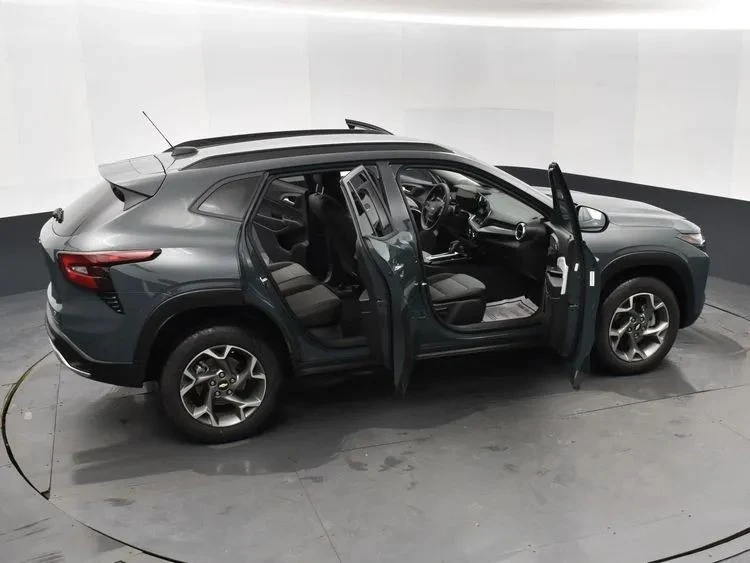 2025 Chevrolet Trax - Image 6 of 12