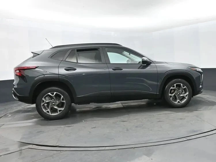 2025 Chevrolet Trax - Image 4 of 12