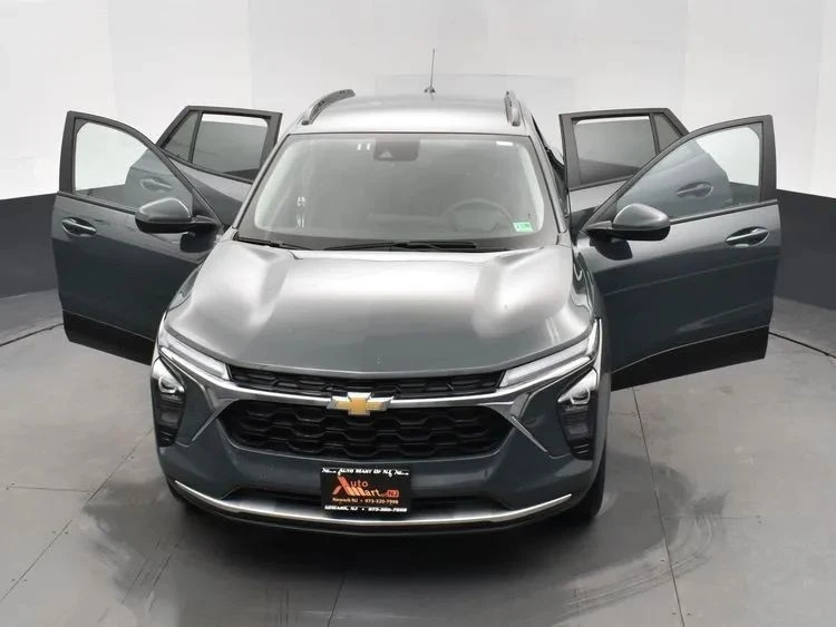 2025 Chevrolet Trax - Image 10 of 12