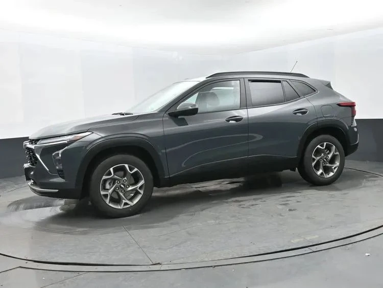2025 Chevrolet Trax - Image 5 of 12
