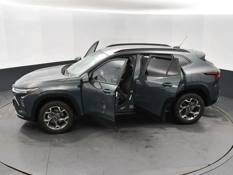 2025 Chevrolet Trax - Image 7 of 12