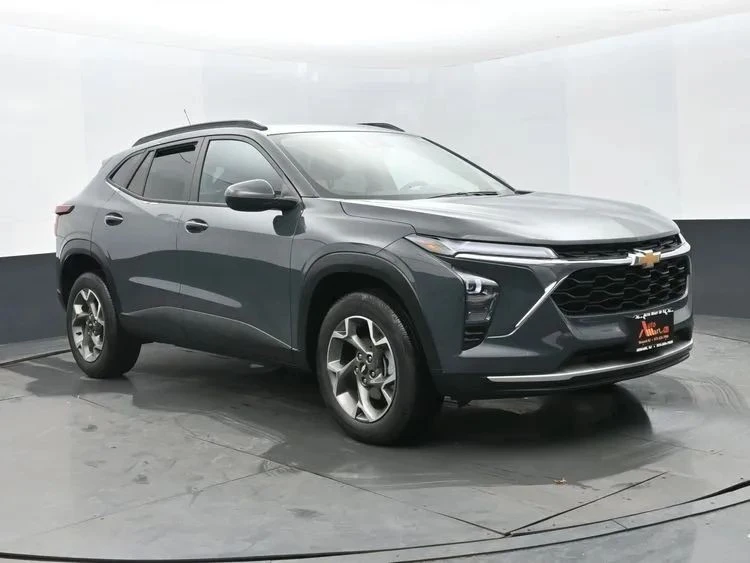 2025 Chevrolet Trax - Image 2 of 12