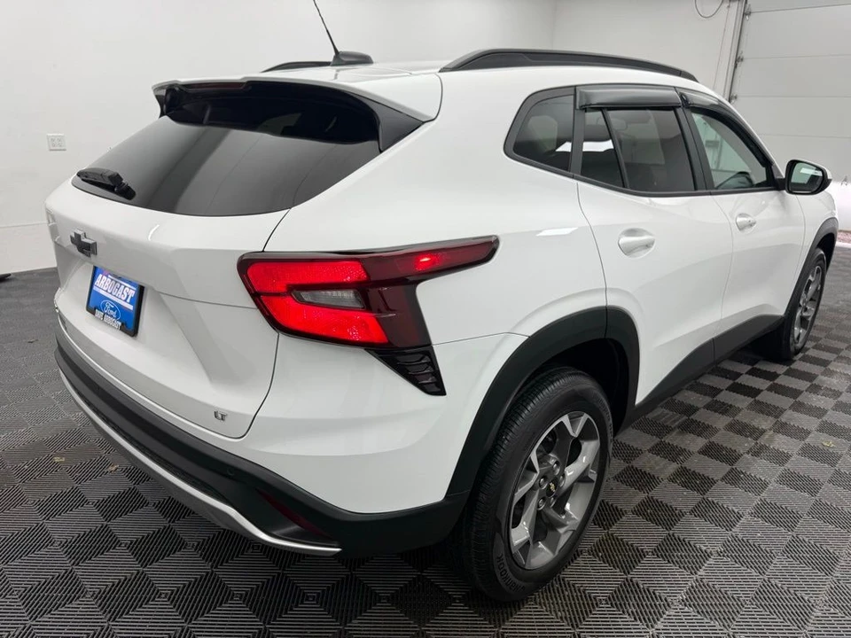 2025 Chevrolet Trax - Image 10 of 12