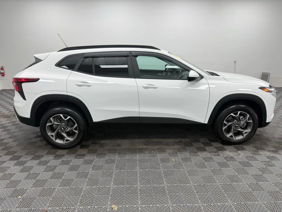 2025 Chevrolet Trax - Image 9 of 12