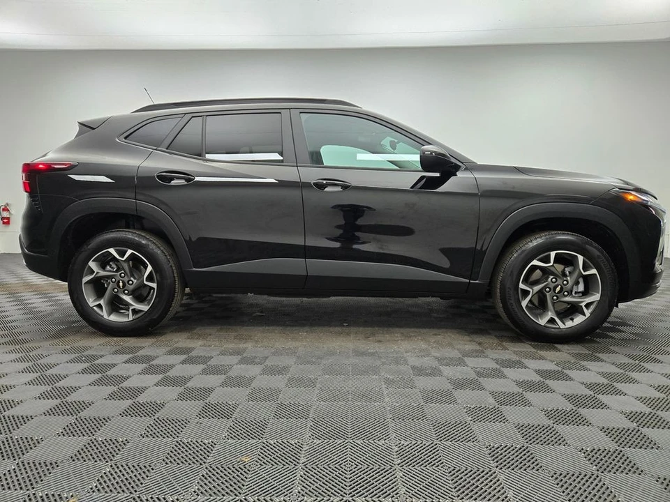 2025 Chevrolet Trax - Image 8 of 12
