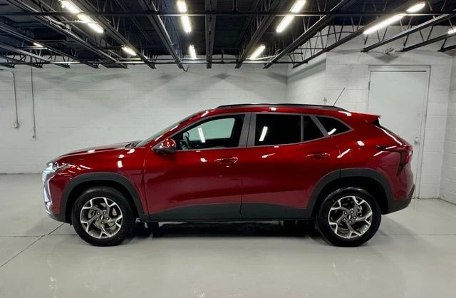 2025 Chevrolet Trax - Image 2 of 21