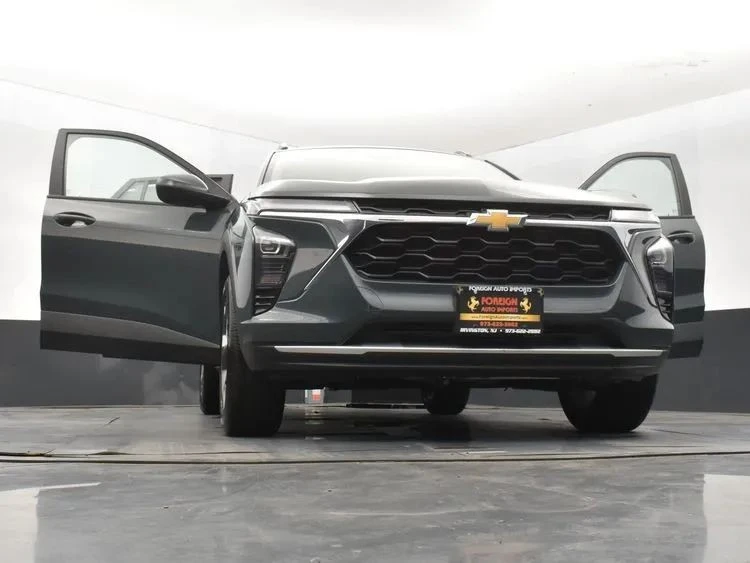 2025 Chevrolet Trax - Image 11 of 12