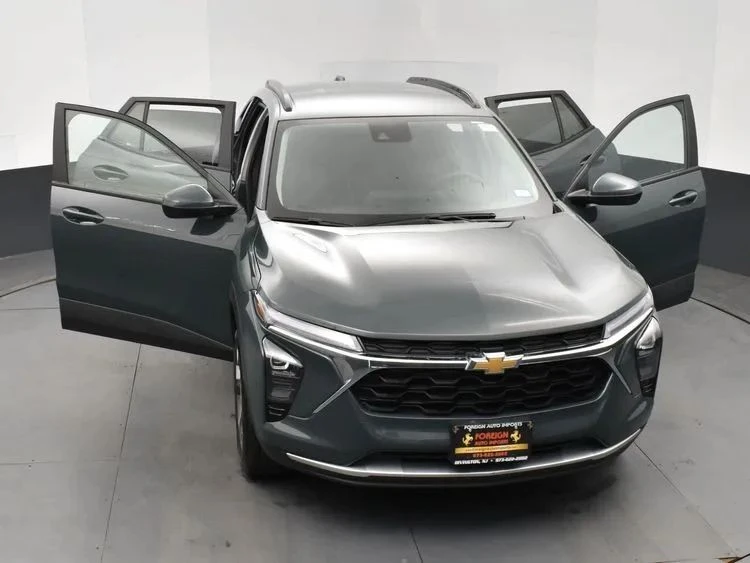 2025 Chevrolet Trax - Image 10 of 12