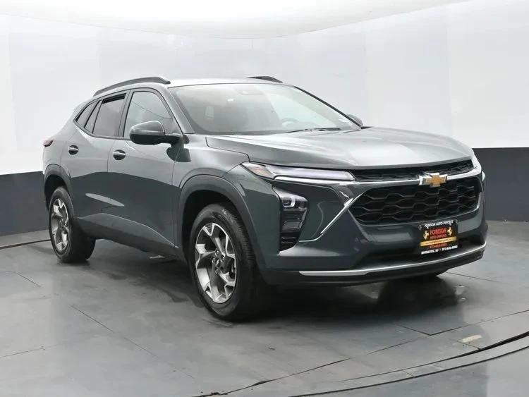 2025 Chevrolet Trax - Image 2 of 12