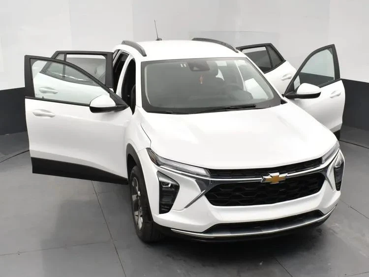 2025 Chevrolet Trax - Image 10 of 12