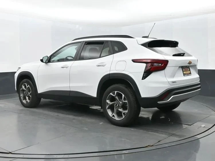 2025 Chevrolet Trax - Image 9 of 12
