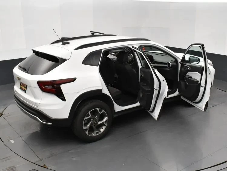2025 Chevrolet Trax - Image 6 of 12