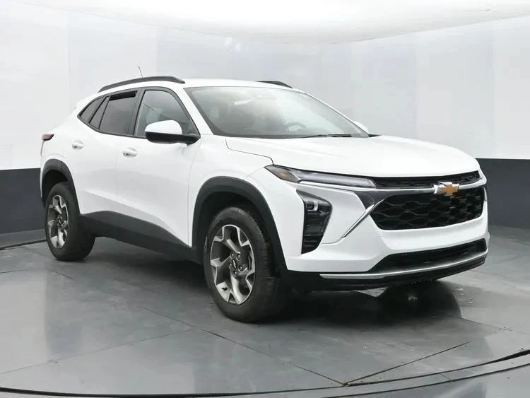 2025 Chevrolet Trax - Image 2 of 12