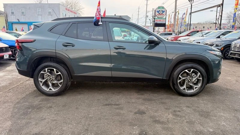 2025 Chevrolet Trax - Image 11 of 12