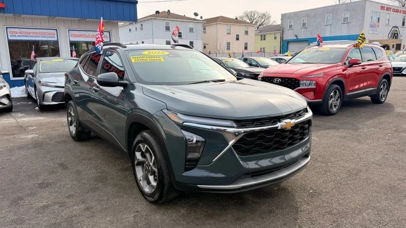 2025 Chevrolet Trax - Image 2 of 12