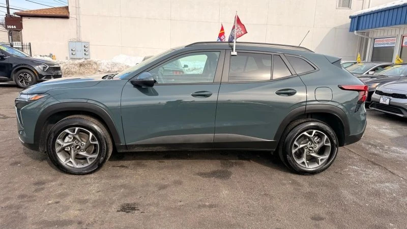 2025 Chevrolet Trax - Image 10 of 12