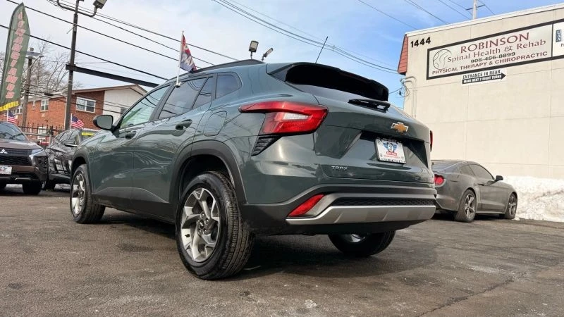 2025 Chevrolet Trax - Image 8 of 12