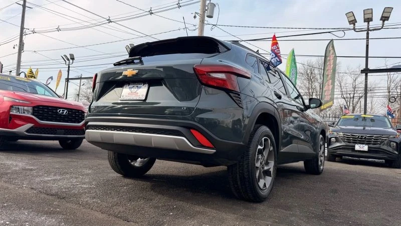 2025 Chevrolet Trax - Image 9 of 12