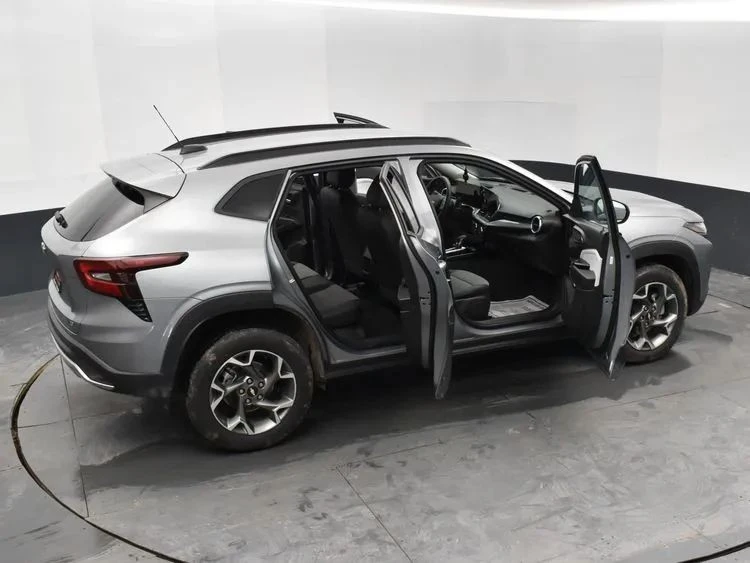 2025 Chevrolet Trax - Image 6 of 12