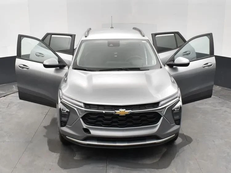2025 Chevrolet Trax - Image 10 of 12