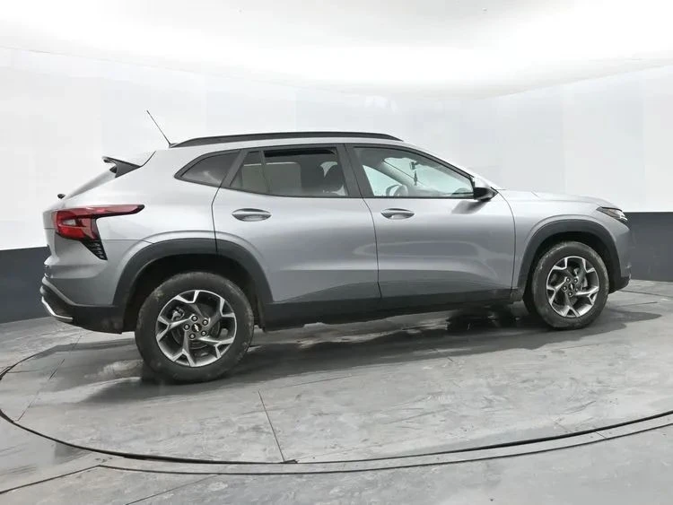 2025 Chevrolet Trax - Image 4 of 12