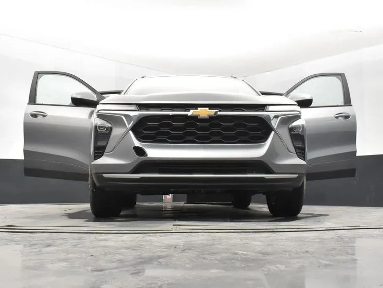 2025 Chevrolet Trax - Image 11 of 12