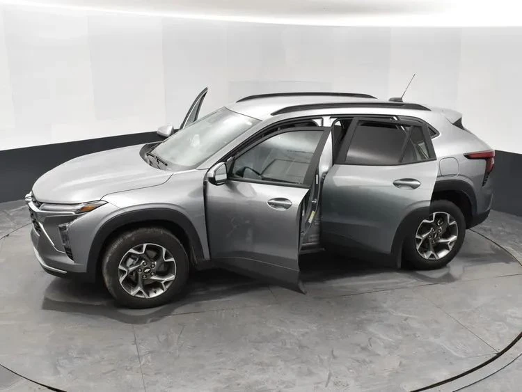 2025 Chevrolet Trax - Image 7 of 12