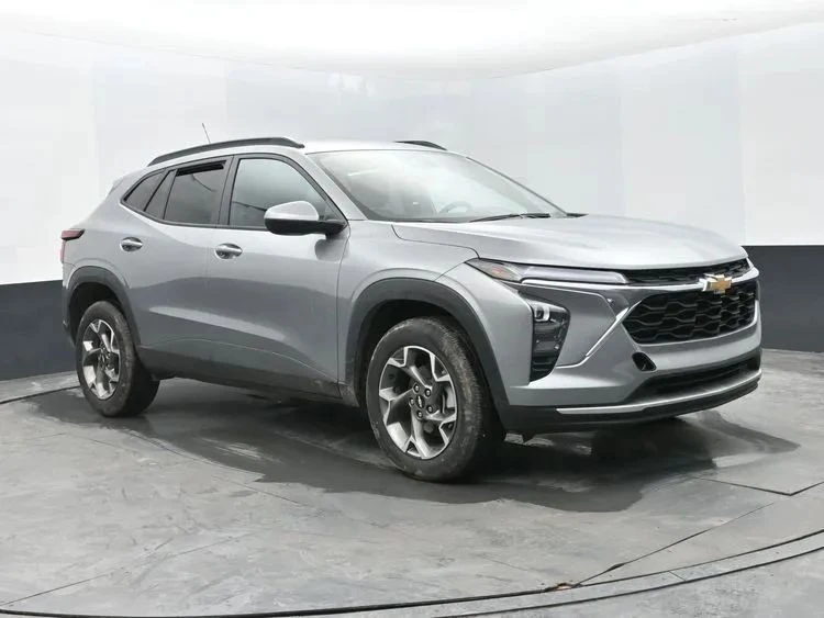 2025 Chevrolet Trax - Image 2 of 12