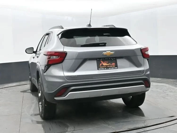 2025 Chevrolet Trax - Image 8 of 12