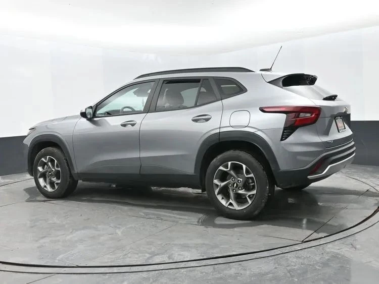 2025 Chevrolet Trax - Image 9 of 12