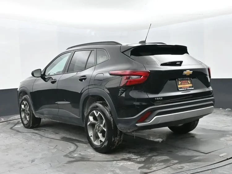 2025 Chevrolet Trax - Image 9 of 12