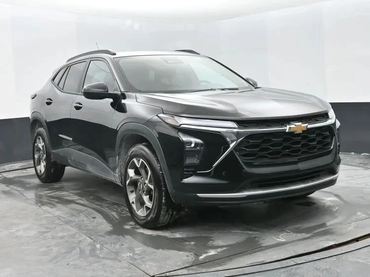 2025 Chevrolet Trax - Image 2 of 12