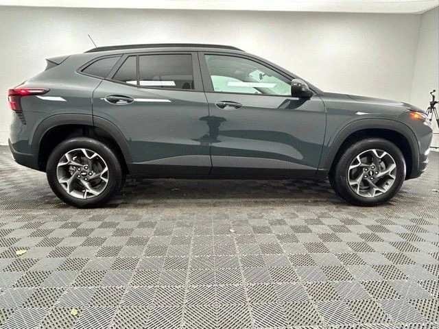 2025 Chevrolet Trax - Image 9 of 12