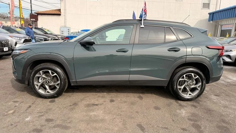 2025 Chevrolet Trax - Image 10 of 12