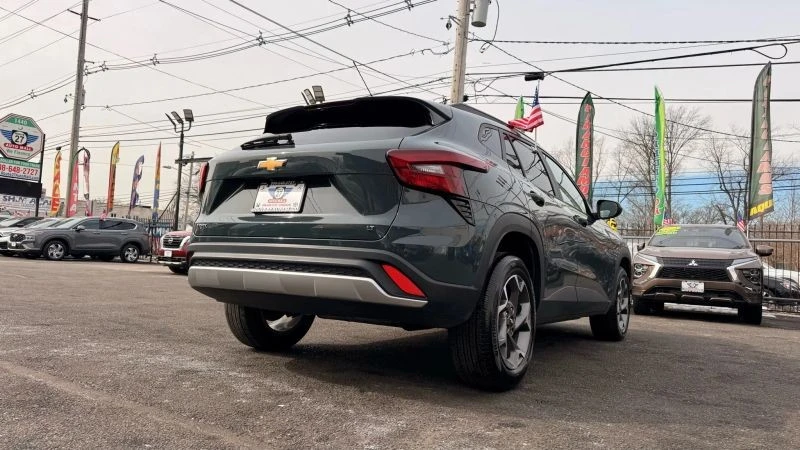 2025 Chevrolet Trax - Image 9 of 12