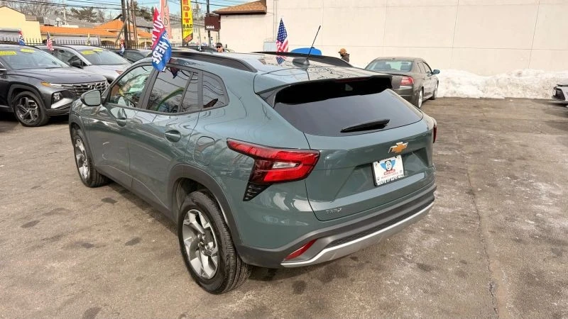 2025 Chevrolet Trax - Image 7 of 12