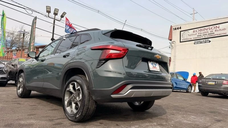 2025 Chevrolet Trax - Image 8 of 12
