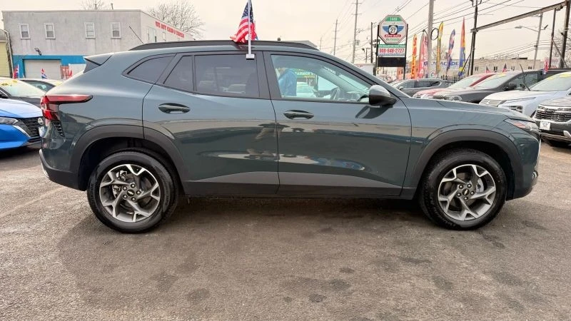2025 Chevrolet Trax - Image 11 of 12